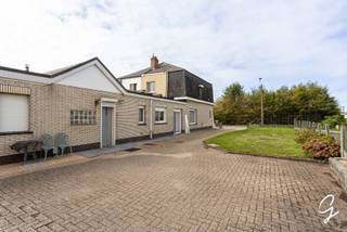 Bent u op zoek naar een solide, goed onderhouden woning die u volledig naar eigen smaak kunt renoveren? Dit huis biedt een unieke kans om uw droomthuis te creëren op een goede locatie. Dankzij de ligging in een rustige doodlopende straat geniet u hier van een leuke woonomgeving, terwijl de uitstekende mobi-score garandeert dat alle voorzieningen dichtbij zijn.<br /><br />De indeling verrast met een uitzonderlijk ruime bewoonbare oppervlakte. Op het gelijkvloers vindt u de lichtrijke living, de keuken en de badkamer. Daarnaast bevindt zich hier al een praktische eerste slaapkamer en een handige wasplaats. Het pand beschikt tevens over voldoende bergruimte en een garage. Gaat u verder naar de tweede verdieping, dan treft u daar nog eens twee extra ruime slaapkamers aan.<br /><br />Buiten is het puur genieten: de grote, volledig afgesloten tuin biedt een veilige speelzone voor kinderen. Ook de tuin biedt tal van mogelijkheden.<br /><br />Kortom, een complete woning met een zee aan ruimte en gigantisch veel potentieel. <br /><br />Richtprijs: 298.000€<br /><br />Mis deze kans niet en neem vandaag nog contact op voor meer informatie of een bezichtiging in te plannen.<br />Contacteer Ruben via e-mail op ruben@cornelis-goeman.be of op 0479/ 03 90 17