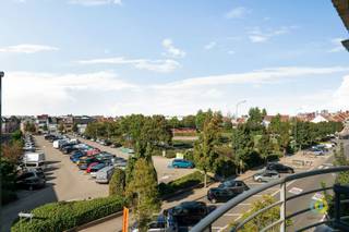 <p><span>Op zoek naar een goed onderhouden appartement in het centrum van Vilvoorde? Dan is dit aangename 1-slaapkamerappartement uit 2002  het ontdekken waard. Ze combineert een centrale ligging met een verrassend open zicht aan de voorzijde én een rustig terras aan de achterzijde. Via de inkomhal krijgt u toegang tot het aparte toilet en de praktische bergruimte. Vervolgens komt u in de aangename leefruimte, die dankzij het balkon geniet van een mooi open zicht. Aansluitend bevindt zich de praktische keuken, ideaal ingericht voor dagelijks comfort. Via de nachthal bereikt u de badkamer en de slaapkamer. De slaapkamer geeft uit op het tweede terras aan de rustige achterzijde van het gebouw – een aangename plek om in alle rust van de buitenlucht te genieten. Als extra troef beschikt het gebouw over een fietsenstalling. Wat het dagelijkse comfort compleet maakt. Dankzij de ligging in het centrum van Vilvoorde, vlak bij de Markt en met winkels, horeca en voorzieningen op wandelafstand, is dit appartement interessant voor zowel eigen bewoning als investering. Een verzorgd en praktisch appartement op een centrale locatie. </span></p><p><span>Plan vandaag nog uw bezoek en ontdek het zelf.</span></p><p><span> </span></p>