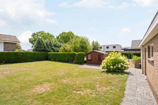 Bent u op zoek naar een woning met veel potentieel in Wielsbeke? Dan is deze op te frissen woning op een perceel van maar liefst 1.321 m² zeker een bezoek waard.Via de ruime oprit, met plaats voor meerdere wagens, bereikt u de garage en de woning. Binnen vindt u een lichtrijke leefruimte, keuken, badkamer en 2 volwaardige slaapkamers. De praktische indeling vormt de ideale basis om de woning volledig naar eigen smaak te renoveren.Een absolute meerwaarde is de ruime zolder, die perfect kan worden ingericht als volwaardige verdieping. Zo creëert u moeiteloos extra slaapkamers, een bureau, hobbyruimte of een royale master bedroom. De uitbreidingsmogelijkheden maken van deze woning een ideale investering voor de toekomst.Ook buiten geniet u van alle ruimte. De grote tuin biedt plaats om te spelen, te tuinieren of heerlijk te ontspannen in alle privacy. Achteraan de tuin bevindt zich ook nog een groentetuin wat ideaal is voor degene met groene vingers.Dankzij de gunstige ligging, de garage, het ruime perceel en het uitzonderlijke uitbreidingspotentieel is deze woning een ideale keuze voor gezinnen en renovatieliefhebbers die hun droomwoning willen realiseren.Interesse? Contacteer luna@immobeguin.be voor meer informatie of een bezoek.
