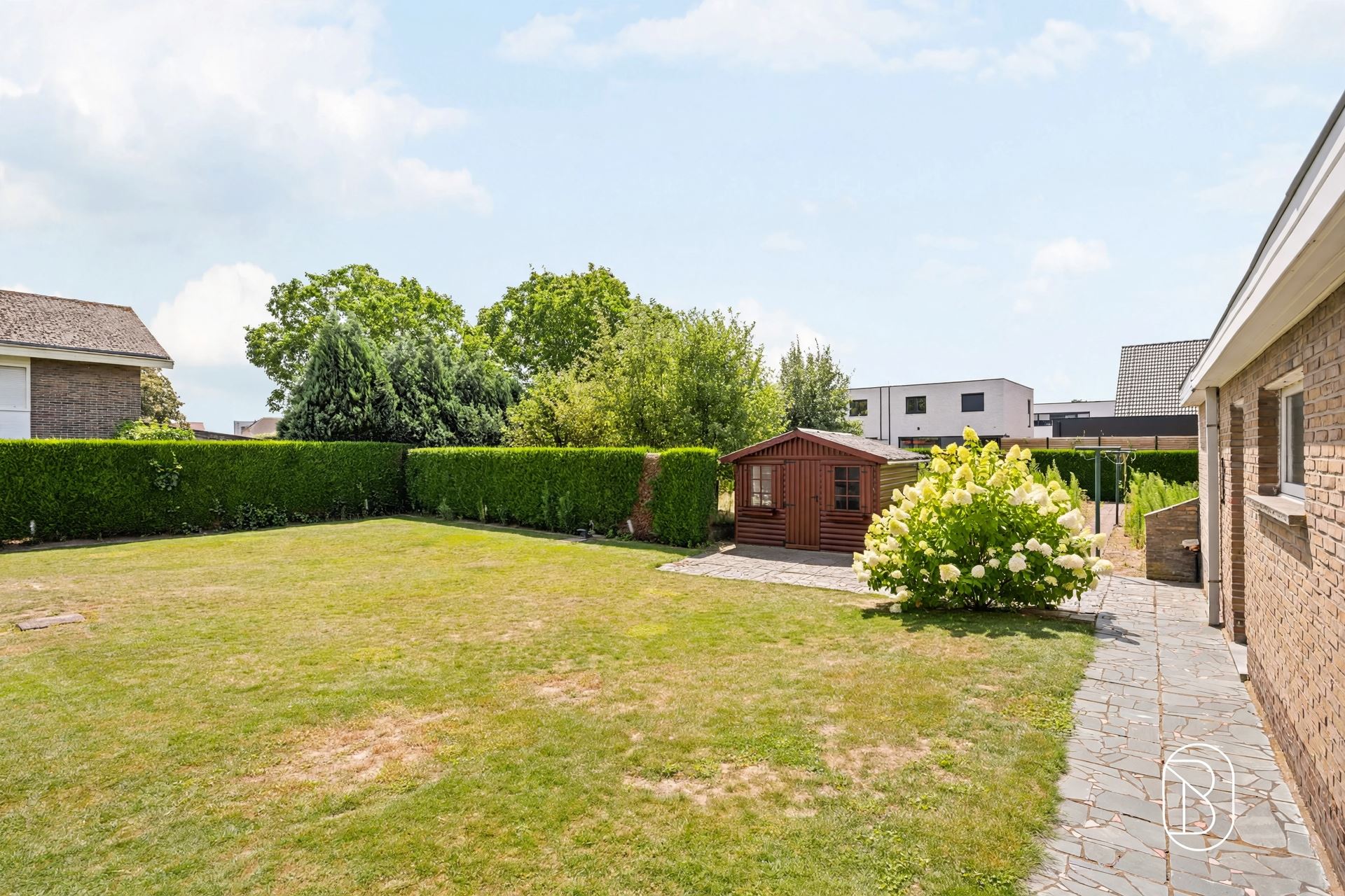 Degelijke villa met grote tuin. - foto 3