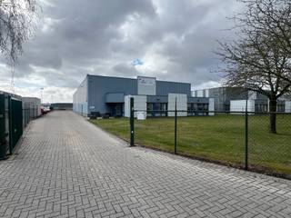 Instapklaar industrieel gebouw van 1100m², bestaande uit 1000m² magazijn/werkplaats en 100m² kantoor, en een verhard buitenterrein van 2000m²...