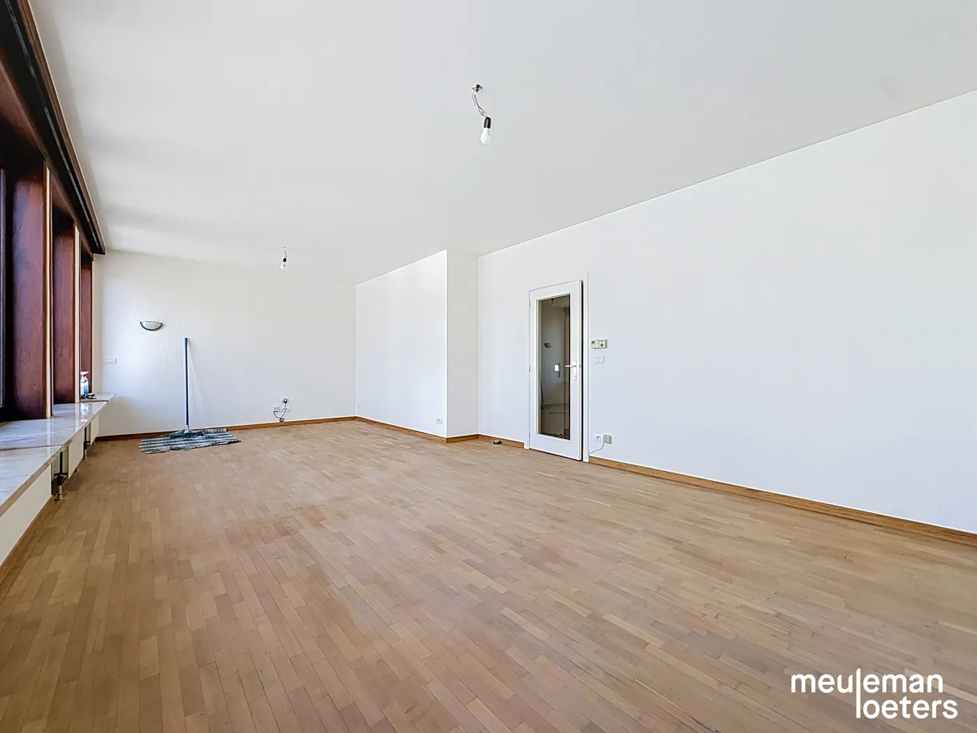 Ruim en lichtrijk appartement met twee slaapkamers in hartje Oostkamp - foto 4