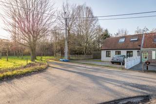 Investeringsvastgoed of starterswoning gelegen te Waregem. Op heden verhuurd voor 700€/maand. Alle info ter verkijgen op het nummer 0492 10 55 16 of...