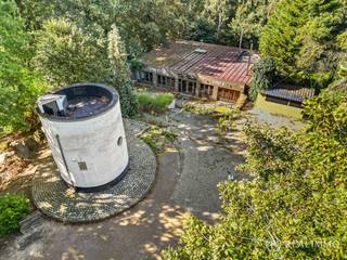 <u><strong>Ligging</strong></u><br />Een horecazaak uitbaten op één van de meest herkenbare locaties van het Kluisbos? <strong>De Toren is al jarenlang een begrip in de streek en geniet van een unieke ligging in Mont-de-l'Enclus, midden in het groen.</strong><br /><strong>Omgeven door de prachtige natuur van het Kluisbos vormt deze gekende locatie een vaste passage voor wandelaars, fietsers, gezinnen en natuurliefhebbers. Elk seizoen heeft hier zijn eigen troeven: van een zonnige tussenstop op het terras tijdens de lente en zomer tot gezellig tafelen na een herfst- of winterwandeling.</strong><br />De combinatie van naamsbekendheid, natuurbeleving en horeca maakt van <u><strong>De Toren</strong></u> een bijzondere opportuniteit voor wie op zoek is naar een horecazaak met karakter én potentieel.<br /><br /><u><strong>Indeling</strong></u><br />De zaak beschikt over een ruime en <strong>sfeervolle horecaruimte met ingerichte toog, aangevuld met een keuken, praktische berging en koelcel.</strong><br />Daarnaast is er een compact privégedeelte aanwezig met slaapkamer, badkamer en toilet.<br />Een absolute blikvanger is de royale buitenruimte. Het zeer ruime terras, met de iconische toren letterlijk als decor, vormt een unieke setting midden in het groen. De aanwezige speeltuin maakt de locatie bovendien bijzonder aantrekkelijk voor gezinnen met kinderen.<br />Er zijn parkeermogelijkheden bij het pand en op wandelafstand bevindt zich bijkomend een ruime parking.<br /><br /><u><strong>Troeven</strong></u>
<ul>
	<li>Iconische en zeer gekende horecalocatie in het Kluisbos</li>
	<li>Populaire passage voor wandelaars, fietsers en natuurliefhebbers</li>
	<li>Unieke ligging midden in het groen</li>
	<li>Ruime ingerichte bistroruimte met toog</li>
	<li>Zeer ruim terras aan de voet van De Toren</li>
	<li>Speelruimte is zeker aanwezig</li>
	<li>Parkeermogelijkheden in de onmiddellijke omgeving</li>
	<li>Een locatie met aantrekkingskracht in elk seizoen</li>
</ul>
<u><strong>Contact</strong></u><br />Interesse in deze unieke horecazaak? Mis deze kans niet en neem vandaag nog contact met ons op voor meer informatie of om een bezoek in te plannen: nicolas@real-immo.be of 0478 50 58 91