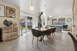 <p>+++ Kerkhofstraat 11, Denderleeuw +++</p>
<p><span>Deze gerenoveerde 3-gevelwoning is rustig gelegen en biedt verrassend veel ruimte en mogelijkheden. </span><span>Via de inkomhal komt u in de gezellige leefruimte met rechtstreekse toegang tot het terras en de volledig afgesloten tuin. Verder beschikt de woning over een aparte keuken en een praktische berging/wasplaats. </span><span>Een absolute troef is de ruime aanbouw, ingericht met een extra leefruimte/slaapkamer, een tweede keuken en een douchekamer. Hierdoor kan dit gedeelte perfect dienstdoen als </span><strong><span>zorgwoning of aparte woonruimte</span></strong><span>. </span><span>Op de eerste verdieping bevinden zich </span><strong><span>2 slaapkamers</span></strong><span>, een douchekamer en een bureau dat eveneens als kleinere slaapkamer kan worden ingericht. </span><span>Ook de zolderverdieping biedt extra mogelijkheden en kan gebruikt worden als </span><strong><span>slaapkamer, hobbyruimte of polyvalente ruimte</span></strong><span>. </span><span>Daarnaast beschikt de woning over een </span><strong><span>kelder met veel bergruimte</span></strong><span>.</span><span>De volledig afgesloten tuin biedt veel privacy en beschikt bovendien over een </span><strong><span>handige toegangspoort naar de straat</span></strong><span>, ideaal om fietsen, vuilnisbakken of tuinmateriaal gemakkelijk in en uit de tuin te brengen. </span><span>Bovendien is er </span>mogelijkheid om een wagen veilig achter de poort op eigen terrein te parkeren. Interesse of een bezoek plannen? Contacteer ons via 0478/059069 of info@immoteam.be</p>
<p><br /><br /><br /></p>