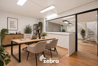 Dit handelspand geniet van een uitstekende ligging in het centrum van Roeselare, in een levendige straat met een goede visibiliteit en passage. Dankzij de centrale ligging bevindt het pand zich op wandelafstand van winkels, horecazaken en parkeermogelijkheden, wat het bijzonder aantrekkelijk maakt voor diverse commerciële activiteiten.<br /><br />Het pand heeft een oppervlakte van ongeveer 63 m² en is verdeeld over twee verdiepingen. Op het gelijkvloers bevindt zich een afgescheiden ruimte die ideaal kan dienen als bureau of aparte werkruimte. Daarnaast is er een praktische kitchenette aanwezig.<br /><br />Op de bovenverdieping bevindt zich een mooi afgewerkte open ruimte die tal van mogelijkheden biedt, afhankelijk van de invulling van uw zaak. Verder is er ook een afgesloten toilet voorzien.<br /><br />Dit pand is uitermate geschikt voor wie op zoek is naar een compacte, functionele en goed gelegen commerciële ruimte.<br /><br /><strong>Ook wild geworden van dit handelspand? <br />Twijfel niet langer en leg vandaag nog uw bezoek vast!</strong>