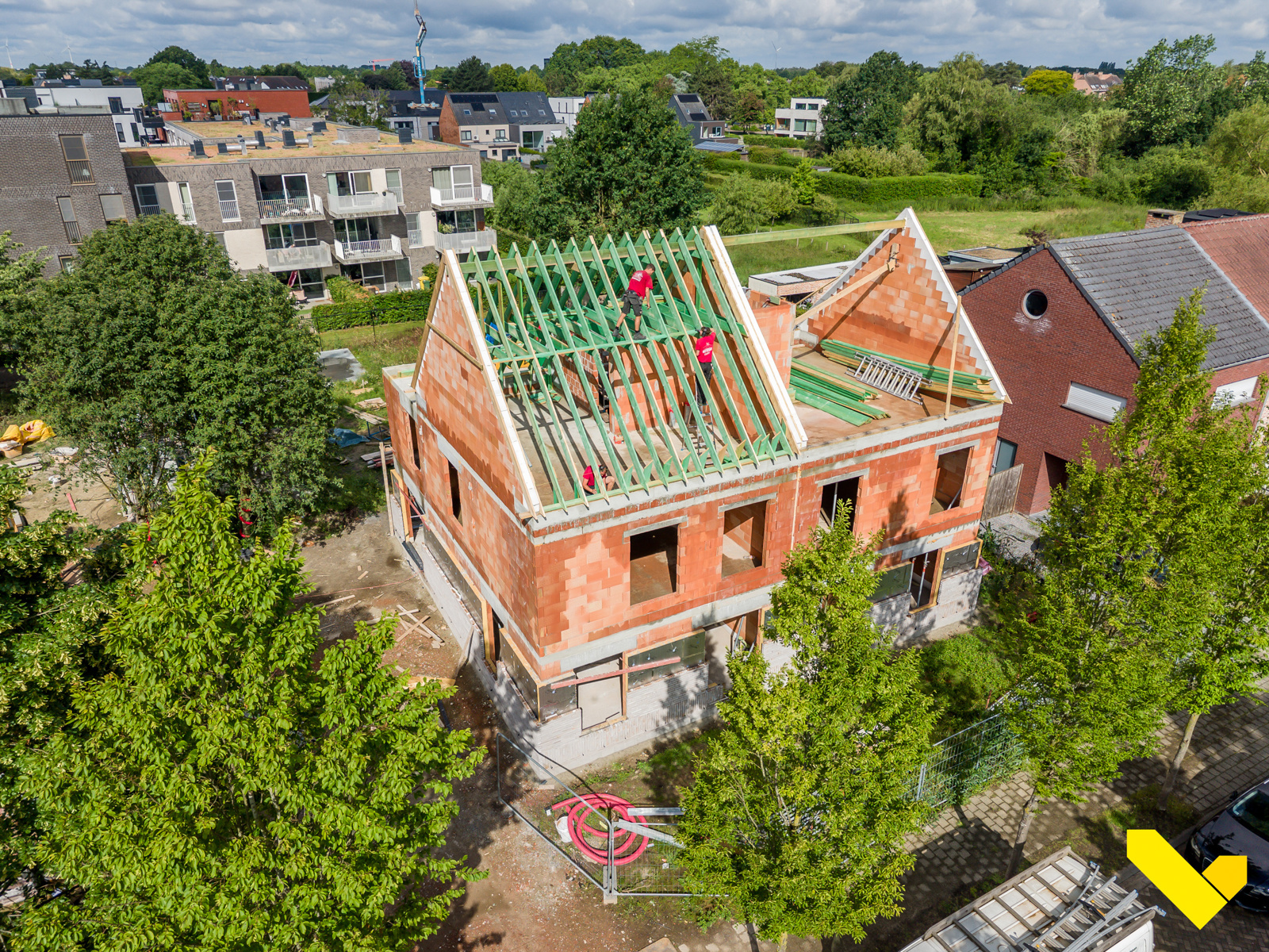 Halfopen moderne pastorijwoning in een doodlopende straat - foto 5