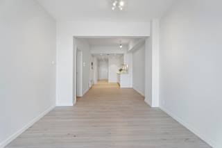 Ontdek dit gezellig gelijkvloerse appartement, ideaal gelegen op toplocatie aan de Zeedijk van De Panne. Hier geniet u dagelijks van een...