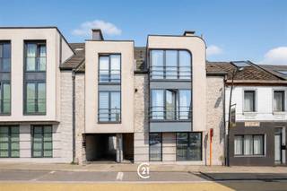 Doe een bod vanaf 199 000 euroBent u op zoek naar een instapklaar duplexappartement of een interessante investering? Dit verzorgde appartement op de tweede verdieping is uitstekend gelegen, recht tegenover Delhaize. Dankzij de centrale ligging bevinden winkels, scholen, openbaar vervoer, het station en de E40 zich vlakbij. Ook Aalst is vlot bereikbaar. Voor wie van natuur en ontspanning houdt, liggen de natuurdomeinen Gerstjens en Osbroek en de Dender op korte afstand. Het appartement beschikt over een lichtrijke leefruimte met open, uitgeruste keuken, een afzonderlijk toilet en een praktische berging met aansluitingen voor wasmachine en droogkast. Op de bovenverdieping een ruime slaapkamer met aansluitend een badkamer met douche en lavabomeubel Een staanplaats achter het gebouw kan apart worden aangekocht voor € 17.000.Een ideale combinatie van comfort, centrale ligging, bereikbaarheid en natuur – zowel voor eigen bewoning als investering.