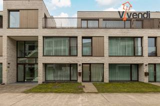 Stap binnen in deze frisse, energiezuinige topper van een woning — waar je energiefactuur fluistert en je woonplezier luid applaudisseert.Je komt...