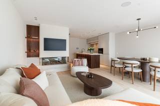 Op de zesde verdieping van residentie Milenka bevindt zich dit stijlvol 3-slaapkamerappartement van 111 m², aangevuld met een ruim terras van 18 m². Een zeldzame kans om te wonen op een toplocatie in Het Zoute, waar architectuur en uitzicht samenkomen in een harmonie van rust en verfijning.<br />De Skyframe raampartijen zorgen voor een panoramisch zicht op zee en laten het natuurlijke licht overvloedig binnenstromen. De open keuken met Miele toestellen, Travertin werkblad en walnoot kastdeuren vormt het hart van de leefruimte – een plek waar esthetiek en functionaliteit elkaar versterken.<br /><br />Elke slaapkamer is ontworpen met oog voor privacy en comfort. Twee hebben een ensuite badkamer, de derde een badkamer aan de overzijde van de palier. Een apart toilet en een bijkeuken met was- en droogkast bieden extra gemak.<br />De afwerking is uitzonderlijk: ingefreesde stopcontacten, ledverlichting in maatkasten, subtiele rondingen in natuursteen en schrijnwerk – elk detail draagt bij aan een tijdloze woonbeleving. Dit appartement is ideaal voor wie op zoek is naar discrete luxe en een kwalitatieve levensstijl aan zee.<br /><br />👉 Verkoop onder registratierechten.