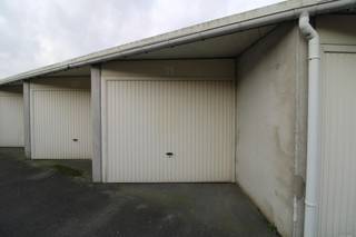 Deze afgesloten garagebox (nr.13) in centrum Koekelare is gelegen vlak naast De Kroon, aan het Sint Maartensplein.<br />Garage dient enkel gebruikt te worden als parkeerplaats van een voertuig. Geen stockageruimte. <br /><br />Afmetingen:<br />Diepte: rechterkant: 5.2m, linkerkant: 6.6m.<br />Breedte: 2.8m<br />Hoogte garagepoort: 2.1m<br /><br />Syndickosten inbegrepen. Vrij 1/09/2026. Huurprijs 92 €/mnd