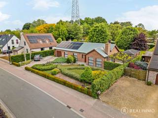 Deze alleenstaande en zeer goed onderhouden woning is gelegen op een ruim perceel van 1.483 m² in een rustige straat te Deerlijk, en combineert privacy, comfort en bereikbaarheid op een bijzonder aangename manier. Dankzij de gelijkvloerse indeling en de reeds uitgevoerde modernisaties doorheen de jaren is dit een instapklare woning met heel wat potentieel.<br /><br /><strong><u>Indeling</u></strong><br />Via de inkomhal met apart toilet kom je binnen in de lichtrijke leefruimte. Aansluitend bevindt zich de uitgeruste keuken. De nachthal geeft toegang tot drie volwaardige slaapkamers en een badkamer. Verder beschikt de woning over een inpandige garage. Daarnaast is er nog een praktische zolderruimte, een droge kelder en voldoende opbergruimte.<br />De woning wordt omgeven door een prachtig en ruim perceel dat rust en groen uitstraalt. De tuin biedt heel wat privacy en vormt een ideale plek om te ontspannen. Op de oprit is bovendien plaats voor meerdere wagens.<br /><br /><u><strong>Technisch</strong></u>
<ul>
<li>Centrale verwarming op stookolie met bijkomende houtkachel</li>
<li>Ingerichte keuken</li>
<li>Zonnepanelen met thuisbatterij</li>
<li>EPC: 392 kWh/(m² jaar) - label D (geen renovatieverplichting)</li>
<li>Degelijke structuur</li>
</ul>
<br /><u><strong>Troeven</strong></u>
<ul>
<li>Alleenstaande woning op 1.483 m²</li>
<li>Rustige ligging in aangename straat te Deerlijk</li>
<li>Instapklaar en goed onderhouden</li>
<li>3 slaapkamers op het gelijkvloers</li>
<li>Grote en groene tuin met veel privacy</li>
<li>Zonnepanelen met thuisbatterij</li>
<li>Oprit voor meerdere wagens</li>
<li>Geen renovatieverplichting</li>
</ul>
<br /><u><strong>Contact</strong></u><br />Contacteer Beau voor meer info of een rondleiding: 0494 52 19 62 - beau@real-immo.be<br />Laat je verrassen door deze ruime eigendom. Tot binnenkort!