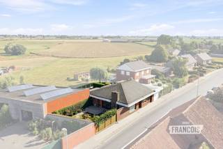 Op zoek naar een ruime woning te koop in Roesbrugge waar comfortabel wonen centraal staat? Deze goed onderhouden bungalowwoning combineert een praktische indeling met een charmante uitstraling en biedt alle wooncomfort op het gelijkvloers. Dankzij de goede ligging in de Waaienburgseweg, vlakbij het dorpscentrum van Roesbrugge, geniet je hier van een aangename woonomgeving met zicht op het groen.<br /><br />Deze woning uit 1973 beschikt over een bewoonbare oppervlakte van 185m² op een perceel van 478m². Via de inkomhal kom je in de lichtrijke woonkamer met prachtig zicht op de gezellige binnentuin. De keuken is uitgerust met kwalitatieve toestellen en een granieten werkblad. Verder zijn er een praktische kelderberging, een bijkeuken met ingemaakte kasten en een veranda die uitkijkt op de tuin en de verdere omgeving De nachthal geeft toegang tot een apart toilet, drie volwaardige slaapkamers en een badkamer met douche en wandmeubel. De garage met automatische poort zorgt voor extra comfort. Bovendien biedt de geïsoleerde zolder, mits het plaatsen van een vaste trap, heel wat mogelijkheden voor extra kamers of hobbyruimte. Buiten geniet je van een zonnig terras met automatisch zonnescherm, een verzorgde tuin, een open groenzicht en een tuinhuis.<br /><br />Benieuwd naar deze woning in Roesbrugge? Vraag vandaag nog je bezoek aan via Immo Francois. Onze vastgoedexperten begeleiden je graag in Poperinge, Heuvelland, Vleteren, Mesen en Noord-Frankrijk.<br /><br />Denk je eraan om je woning te verkopen? Neem vrijblijvend contact op met Manon van ImmoFrancois in Poperinge voor een gratis schatting via manon@immofrancois.be.<br /><br />