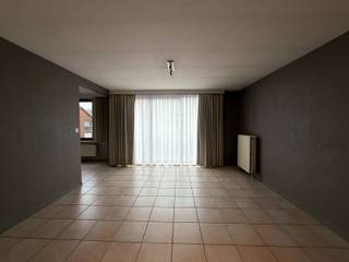 Centraal gelegen appartement met twee slaapkamers, terras en garage. <br /><br />Indeling en omschrijving:<br />U betreedt dit appartement via de inkomhal, die toegang geeft tot de ruime woonkamer. Aan de linkerzijde bevindt zich de keuken, uitgerust met boven- en onderkasten, dubbele spoelbak, kookplaat en dampkap. Via de nachthal bereikt u de badkamer, welke voorzien is van een douche in bad en een lavabo met meubel. Verder zijn er twee slaapkamers, een praktische berging met aansluitingen voor wasmachine en droogkast en het toilet. Bovendien beschikt het appartement achteraan nog over een terras en garage.<br /><br /><span>Extra info: geen verdere gemeenschappelijke kosten I EPC 123 kWh/ (m² jaar) label B I watertoets: P-score: A I G-score: A.</span>