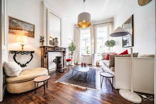 We Invest à le plaisir de vous présenter cette maison de maître unifamiliale de caractère datant de 1860, idéalement située dans une rue calme du centre-ville de Nivelles, avec une agréable vue sur la collégiale. Elle offre de beaux volumes et un fort potentiel d’aménagement.<br /><br />Le bien se prête parfaitement à un projet de colocation avec 4 chambres, sans nécessité de permis spécifique. Une 5ᵉ chambre existe déjà et se présente sous forme de suite avec salle de bain, offrant un potentiel supplémentaire sous réserve de l’obtention d’un permis. La distribution sur plusieurs niveaux permet une organisation fluide des espaces de vie et de nuit, tout en conservant une bonne indépendance entre les occupants. Rentabilité d’environ 5% net.<br /><br />Le rez-de-chaussée comprend un vaste séjour salon/salle à manger avec belle hauteur sous plafond, moulures d’époque, ainsi qu’une cuisine équipée avec accès à une cour intérieure.<br /><br />Les étages offrent plusieurs chambres déjà existantes chacune avec leur salle de bain, dressing et wc.<br /><br />Les caves aménagées constituent un réel atout complémentaire, avec notamment la possibilité d’y créer un local poubelle. Un espace vélo peut également y être facilement prévu, répondant aux besoins actuels des occupants urbains.<br /><br />Sécurité incendie : bâtiment équipé conformément aux exigences de sécurité incendie, avec portes et cloisons coupe-feu, système d’alarme et sirène, extincteurs, boîtes de secours et isolation RF entre les étages.<br /><br />Ce bien combine emplacement stratégique, cachet et potentiel de rendement locatif.<br /><br />Faire offre à partir de 450.000 €, sous réserve d'acceptation des propriétaires.