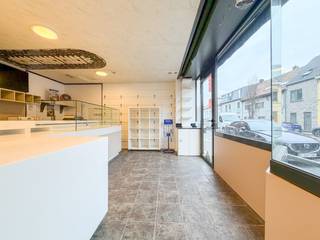 Dit commercieel gunstig gelegen handelseigendom werd tot voor kort uitgebaat als bakkerij.Bij het handelspand hoort een woning, gelijkvloers...