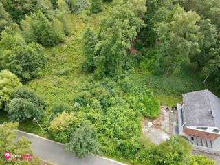 Prachtig gelegen bouwgrond voor openbebouwing (tuin Z-W gericht) met 17.2m straatbreedte die uitkijkt op natuurzone!<br /><br />Bij ImmoFusion 7/7 “open huis” : klik op onze 3D-RONDLEIDING!<br />Ervaar vastgoed alsof je er zelf doorloopt en bekijk de virtuele tour!<br /><br />Ben jij op zoek naar een bouwgrond voor open bebouwing die uitkijkt op een natuurzone waar jij je droomwoning op wil bouwen? Lees dan zeker verder…<br /><br />Deze bouwgrond heeft een oppervlakte van circa 7are 23ca en bevindt zich in de Weidestraat in Houthalen-Helchteren.<br /><br />Op het gelijkvloers mag men hier 11.2 meter breed en tot circa 17 meter diep bouwen en op de 1ste verdieping tot 12 meter. Op deze manier kan men hier een woning van maar liefst 320m² bouwen!<br /><br />Wat deze bouwgrond ook interessant maakt is dat je hier geen bouwverplichtingen hebt, dat geeft jouw de vrijheid om te starten met bouwen wanneer je maar wilt.<br /><br />Het perceel is uitstekend gelegen, te voet ben je maar enkele minuutjes verwijderd van de winkel-wandelstraat van “Aldi-Action-Lidl”; scholen en het openbaar vervoer liggen ook heel vlakbij. Verder is er een uitstekende verbinding naar de autosnelweg E314! Een perceel topligging!<br /><br />Pluspunten:<br />- Open bebouwing<br />- Dakvorm vrij te kiezen<br />- 17.2m straatbreedte!<br />- 11.2m boouwbreedte!<br />- Z-W georiënteerd <br />- Tuin grenst aan natuurzone<br />- Geen bouwverplichting<br />- Ruim bouwen mogelijk<br />- Rustig doch centraal gelegen<br /><br />Maatregelen opgenomen in het Maatregelenregister: nee<br /><br />Voor een bezichtiging ter plaatse of meer info, bel ons op 078/78.78.70, of kom gewoon binnen op ons kantoor, steeds welkom!