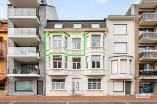 Op wandelafstand van het strand, het station, de winkelstraat en het openbaar vervoer bevindt zich dit opgefriste appartement met twee slaapkamers, gelegen in het bruisende centrum van Blankenberge. Dankzij de centrale ligging bevinden winkels, restaurants en tal van ontspanningsmogelijkheden zich binnen handbereik.<br /><br />Het appartement bevindt zich op de tweede verdieping van een kleinschalige residentie. Bij het binnenkomen komt u terecht in een aangename leefruimte met een verzorgde uitstraling en een laminaatvloer. Aansluitend bevindt zich de vernieuwde keuken, die het geheel een frisse en eigentijdse uitstraling geeft.<br /><br />Verder beschikt het appartement over twee slaapkamers, die flexibel kunnen worden ingericht volgens uw persoonlijke wensen. Of u nu op zoek bent naar een vaste woonst, een tweede verblijf aan zee of een interessante investering, dit appartement biedt tal van mogelijkheden.<br /><br />De badkamer is uitgerust met een ligbad en een toilet. Een extra troef zijn de twee privatieve bergingen: één op de tweede verdieping en één op niveau -1. Ideaal voor het praktisch opbergen van fietsen, strandmateriaal en andere spullen.<br /><br />De combinatie van de centrale ligging, de twee slaapkamers, de vernieuwde keuken en de privatieve bergruimte maakt dit appartement tot een interessante opportuniteit aan de Belgische kust.<br /><br />Droomt u van een eigen plekje aan zee? Ontdek zelf de troeven van dit appartement en neem vandaag nog contact met ons op om een bezoek in te plannen!<br /><br />