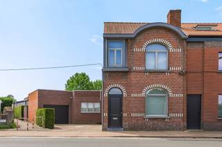 <p>Karakteristieke halfopen bebouwing met eigen oprit te Kalmthout-Achterbroek, op een perceel van 425m². De instapklare woning werd door de jaren heen met de tijd mee vernieuwd, met behoud van de authentieke elementen, en bestaat o.a. uit een charmante leefruimte, een hedendaagse aanbouw met keuken, 2<sup>e</sup> leefruimte en nieuwe badkamer, twee slaapkamers, een zolder met mogelijkheden, een garage en een zuidelijk georiënteerde achtertuin met zéér handige zijtoegang! EPC B</p>