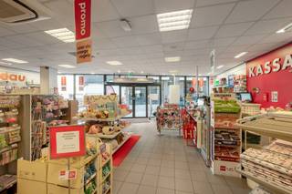 Gelegen in het hart van Beveren, met alle voorzieningen op wandelafstand en parkeermogelijkheden op het plein tegenover het gebouw, aangevuld met...