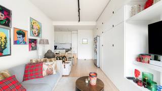 Leuk en instapklaar appartement met 1 slaapkamer, gelegen op de mooie Rederskaai te Zeebrugge. Een aantrekkelijke locatie voor jong en oud, waar u kunt genieten van een mooie wandelboulevard langs het water. Een heerlijke promenade aan de zonnekant met de aangemeerde zeilboten als uitzicht. Puur genieten.<br /><br />Alle belangrijke voorzieningen (winkels, horeca, openbaar vervoer, …) in een straal van 500 meter.<br /><br />Indeling: ruime inkomhal met gastentoilet en ingebouwde vestiaire, een mooie leefruimte met een op maat gemaakte kastenwand en tv-voorziening, een verzorgde open keuken, een badkamer met douche en een volwaardige slaapkamer. Grenzend aan de leefruimte nog een knus terras vol in de zon. <br /><br />Private kelderberging en 3 fietshaken inbegrepen in de prijs. <br />Autostaanplaats in het gebouw aan te kopen mits meerprijs.<br /><br />Conforme elektriciteitskeuring en vrij bij akte.<br />Kortom: u kunt onmiddellijk en vooral zorgeloos genieten van deze mooie investering.<br /><br />Wenst u een vrijblijvend bezoek of meer informatie?<br />Contacteer Sacha Vanrafelghem op GSM 0487/43.79.10.