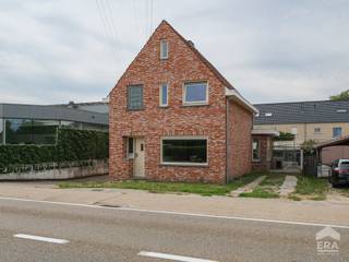 ie open bebouwing in Pelt.
<p>Deze goed onderhouden woning combineert hedendaags wooncomfort met een vlot bereikbare ligging in Pelt. De gevel werd reeds gerenoveerd en binnen geniet u van een praktische indeling met 3 slaapkamers en 2 badkamers, ideaal voor gezinnen of wie extra ruimte zoekt. De vaste trap naar de zolder biedt bijkomende mogelijkheden als bureau, hobbyruimte of polyvalente kamer. Dankzij de garage beschikt u bovendien over handige extra opslagruimte of een praktische werkplaats. De woning heeft een EPC-label C en werd ingericht met oog voor comfortabel wonen zonder nood aan fossiele brandstoffen.<br /><br /><strong>Troeven:</strong><br />• Goed onderhouden woning met gerenoveerde gevel<br />• 3 slaapkamers, 2 badkamers en extra zolderruimte<br />• Garage en energiezuiniger wonen zonder fossiele brandstoffen<br />• Conforme elektrische installatie<br />• Geen renovatieverplichting dankzij EPC-label C<br />• Asbestveilig<br /><br /><u>Indeling: zie bijlage</u><br /><br />Neem vandaag nog contact op voor een bezoek.<br /><br />JOUW DROOMHUIS. ZO GEVONDEN!</p>