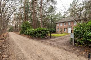 <p><span><strong>Huurprijs: 1.600 EUR per maand<br />Kosten plaatsbeschrijving zijn 50/50 te delen door huurder en verhuurder<br />Huurwaarborg = 3 maanden huur<br />Beschikbaar: In onderling overleg<br /></strong></span></p>
<p><strong>BEZOEK AANVRAGEN EN KANDIDAAT STELLEN VIA ONZE WEBSITE: www.deboerenpartners.be</strong><br />Indien u een bezoek wenst aan te vragen aan dit eigendom te huur, dan kan dit enkel via het aanvraagformulier op onze website. U zoekt het betreffende eigendom onder ons 'aanbod te huur', en klikt daarna bovenaan op 'bezoek inplannen'.<br />Daarna doorloopt u alle stappen en vult u de gevraagde gegevens in. Wij behandelen uw aanvraag binnen de 2 werkdagen en contacteren u daarna. Omwille van het grote aantal aanvragen, worden verzoeken via Immoweb, Immoscoop of Spotto niet behandeld.</p>
<p><span>Omschrijving van de woning:<br /></span></p>
<p>U komt binnen in de ruime inkomhal met een apart gastentoilet. Vanuit de inkomhal betreedt u de lichtrijke leefruimte met parketvloer. De volledig geïnstalleerde keuken is uitgerust met alle nodige toestellen, waaronder een oven, vaatwasser, elektrisch kookvuur en voldoende opbergruimte.</p>
<p>Op de eerste verdieping bevinden zich vier slaapkamers met vloerbekleding. Daarnaast is er een badkamer voorzien van een ligbad, douche en een badkamermeubel met spiegel.</p>
<p>De zolder is bereikbaar via een vlizotrap en biedt extra praktische bergruimte.</p>
<p>Tot slot beschikt de woning over een aangename tuin en een inpandige garage.<br /><br /><span>Bijzonderheden:</span><br />- Pvc ramen met dubbele beglazing <br />- Cv ketel op aardgas <br />- Volledig nieuw geschilderd<br />- Parket recent opgeschuurd<br />- Woning wordt voorzien van lichtarmaturen en gordijnen<br />- Inpandige garage<br />- Nabij alle voorzieningen: winkels, openbaar vervoer en autostrade</p>