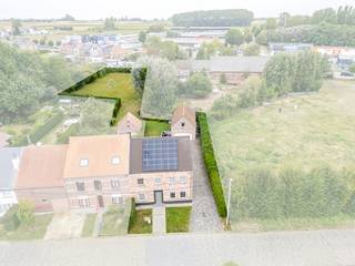 Ruime halfopen bebouwing in Grimbergen met grote tuin en EPC-label A.<p><br /></p><p>Deze verzorgde woning uit 2011 combineert ruimte, energiezuinig wonen en een rustige ligging op een riant perceel van bijna 21 are. Dankzij de zonnepanelen en het gunstige EPC-label A geniet je hier van een energiezuinige woning met hedendaags wooncomfort. Met 4 slaapkamers, een ruime zolder die nog kan ingericht worden voor extra slaapkamers en een dubbele garage met bijkomende zolderruimte biedt deze woning bijzonder veel mogelijkheden voor grote gezinnen of wie extra werk- of hobbyruimte zoekt. De ligging in een residentiële en groene omgeving, vlak bij scholen, openbaar vervoer en belangrijke invalswegen, maakt dit huis in Grimbergen een ideale uitvalsbasis. Bovendien geniet je van een aangename rust en een grote tuin waar het heerlijk vertoeven is.</p><p><br /></p><p>Belangrijkste ruimtes:</p><p>• Inkomhal (6,4 m²) met toegang tot de verschillende leefruimtes</p><p>• Ruime woonkamer (32,3 m²) met veel lichtinval</p><p>• Keuken (13,8 m²) met praktische indeling</p><p>• Bureel (11,9 m²), ideaal als thuiswerkplek</p><p>• Bijkeuken (8,1 m²) met extra bergruimte</p><p>• Badkamer (10,1 m²)</p><p>• 4 slaapkamers van 8,1 m², 12,8 m², 14,8 m² en 16,2 m²</p><p>• Dubbele garage (57,5 m²) met extra zolderruimte</p><p>• Zolder (43,2 m²) met potentieel voor extra slaapkamers</p><p>• Extra zolderruimte (51,6 m²)</p><p><br /></p><p>Troeven:</p><p>• EPC-label A dankzij onder andere zonnepanelen</p><p>• Grote woning met uitbreidingsmogelijkheden en dubbele garage</p><p>• Rustige ligging op een perceel van bijna 21 are nabij alle voorzieningen</p><p><br /></p><p>Neem vandaag nog contact op met je ERA-makelaar voor een bezoek.</p>