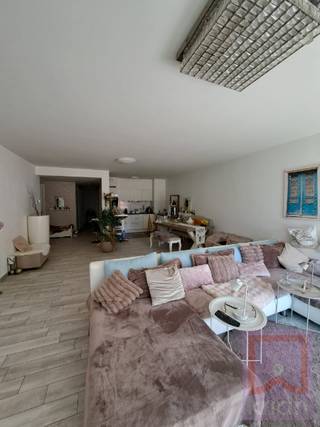 Luxueus, ruim, afgewerkt 3-slaapkamerappartement, uitstekende ligging met mooi terras EN 2 TUINEN (voor- en achterzijde). Zeer veel lichtinval door vele raampartijen. Ruime woonkamer met aangrenzend terras, volledig geïnstalleerde keuken. Ensuite badkamer met met dubbele wastafel, ligbad - afzonderlijke douchekamer. Aparte berging met energiezuinige gaswandketel. 3 slaapkamers. Eveneens fietsenstalling voorzien in de ondergrondse garage. 2 autostandplaatsen en 2 kelderbergingen. Beschikbaar half april 2026. <br />EPC: 115kWh/m²