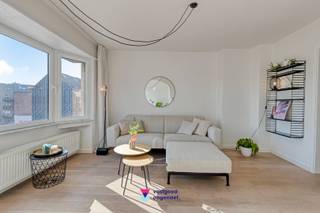 Op zoek naar een gezellig appartement met karakter én een topligging? Dan is dit charmante tweeslaapkamerappartement precies wat je zoekt. Gelegen op wandelafstand van het historische centrum van Gent geniet je hier van het beste van twee werelden: de levendigheid van de stad vlakbij én alle nodige voorzieningen binnen handbereik. Winkels, horeca, openbaar vervoer en andere faciliteiten bevinden zich in de directe omgeving, terwijl ook de bereikbaarheid naar belangrijke invalswegen uitstekend is.<br />Het appartement bevindt zich op de tweede verdieping van een gebouw met lift. Bij binnenkomst word je meteen verwelkomd in de zeer lichtrijke woonkamer, waar de vele ramen zorgen voor een aangename lichtinval. Hier vind je een gezellige zithoek en is er bovendien nog ruimte voor een praktische bureauhoek, ideaal voor wie regelmatig van thuis werkt.<br />Aansluitend bevindt zich de ruime master bedroom. Verder in het appartement vinden we de praktisch ingerichte keuken, met aansluitend een gezellige eetplaats waar het aangenaam tafelen is.<br />Vanuit de eetplaats heb je toegang tot de tweede volwaardige slaapkamer én tot het gezellige terrasje, waar je even kan genieten van een momentje rust.<br />Tot slot beschikt het appartement ook over een gezellige en volwaardige badkamer met ligbad.<br />Een charmant en lichtrijk appartement met twee slaapkamers, terras en een uitstekende ligging vlak bij het centrum van Gent — ideaal voor wie comfortabel wil wonen op een toplocatie.