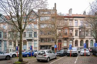 Wonen in Gent was nog nooit zo makkelijk. In dit volledig gerenoveerde, lichtrijke appartement aan de Koningin Astridlaan combineer je comfort,...