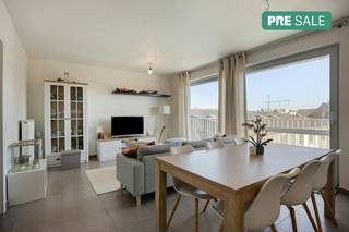 Kom deze eigendom ontdekken tijdens de Pre-sale op woensdag 30/09 van 17u30 tot 18u30, maak nu jouw afspraak! <br /><br />Dit lichtrijk appartement op het eerste verdiep (70m²) met 1 ruime slaapkamer en terras geniet van een centrale ligging nabij het centrum van Waregem en belangrijke invalswegen. <br /><br />Verplichte aankoop ondergrondse staanplaats en berging: € 25.000<br /><br />INDELING<br /><br />Inkomhal - apart toilet - leefruimte - eetkamer - volledig ingerichte open keuken - praktische berging - slaapkamer 1 - badkamer (douche/bad en lavabo) - aangenaam terras - ondergrondse staanplaats - berging - gemeenschappelijke fietsberging<br /><br />TROEVEN<br /><br />- Trap en lift voorzien<br />- Volledig geschilderd<br />- Overal gordijnen voorzien<br />- Vliegramen voorzien<br />- Aangenaam terras<br />- Gemeenschappelijke fietsberging<br />- Topligging nabij invalswegen<br />- Op wandelafstand van centrum Waregem<br />- Interessante investering<br /><br />ALGEMENE INFO<br /><br />- EPC-label A<br />- CV op aardgas (radiatoren)<br />- Ondergrondse staanplaats en berging: €25.000 (verplichte aankoop).<br /><br />De eigendom wordt aangeboden via de Pre-sale formule. Op 30/09/2026 tussen 17:30 en 18:30 kan u het appartement op afspraak komen bezichtigen en een bod uitbrengen. De vermelde prijs is een instelprijs. Voor meer info, gelieve contact op te nemen met de dossierverantwoordelijke.<br /><br />Bestuursmaatregelen in het maatregelenregister: ja