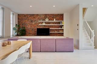 In het hart van het stadscentrum bevindt zich dit karaktervolle herenhuis in bel-etagestijl, een unieke combinatie van authentieke charme en hedendaags wooncomfort.<br /><br />Op het gelijkvloers beschikt de woning over een inkom, vier slaapkamers, een badkamer en een apart toilet. Dankzij deze indeling kan deze verdieping ook perfect dienen als praktijkruimte, kantoor of hobbyruimte.<br /><br />De eerste verdieping verrast met een open leefruimte in loftstijl, waar grote raampartijen en authentieke elementen zorgen voor een prachtige sfeer en overvloedige lichtinval. Vanuit deze leefruimte heeft u toegang tot een ruim, zonnig terras, ideaal om in alle rust te genieten. De stijlvolle, volledig ingerichte keuken sluit naadloos aan bij de leefruimte en biedt bovendien een uniek zicht op de Sint-Maartenskerk.<br /><br />Op de bovenste verdieping bevindt zich een luxueuze masterbedroom, een echte oase van rust met ingemaakte kasten, een elegant vrijstaand bad en een modern lavabomeubel en een apart toilet.<br />Bovendien is er een kelder, ideaal voor extra opslag.<br /><br />Dit herenhuis biedt een bijzonder woongeheel voor wie houdt van karakter, ruimte, licht en een centrale ligging.