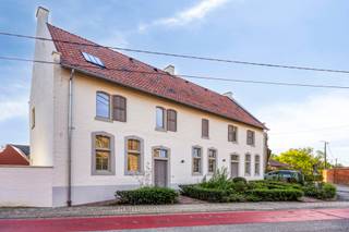 <p><strong>Woonerf Suerbemde – gerestaureerde hoevewoning van 260 m² in Zuurbemde (Glabbeek) – 6% btw mogelijk</strong></p>
<p>Hoe vaak krijg je de kans om te wonen in een hoeve uit 1744, zonder zelf een restauratie te moeten doorstaan? In de dorpskern van Zuurbemde is een historische hoevewoning met veel zorg gerestaureerd en omgevormd tot zes ruime woningen op een groen woonerf. Deze woning maakt deel uit van het gerestaureerde gedeelte, en dat is volledig afgewerkt. Wat je ziet, is wat je krijgt.<br /><br />Met 260 m² bewoonbare oppervlakte is dit een woning waar een gezin echt kan leven. Je hebt drie ruime slaapkamers, twee badkamers en leefruimtes waar de oude structuur van de hoeve voelbaar blijft. Er is een aparte garage, en het private perceel van 568 m² geeft je buitenruimte die je in de meeste nieuwbouw niet meer vindt.<br /><br />Achter de historische gevels zit techniek van vandaag. Een geothermische warmtepomp haalt energie uit de bodem, vloerverwarming en passieve koeling zorgen het hele jaar voor comfort, en ventilatie type D houdt de lucht gezond. Zonnepanelen, domotica en een laadpunt voor je elektrische wagen maken het plaatje compleet. Karakter van toen, energiefactuur van nu.<br /><br />De woning wordt verkocht onder het btw-stelsel, met mogelijkheid tot 6% btw (onder voorwaarden). We bekijken graag samen met jou of je daarvoor in aanmerking komt.<br /><br />Woonerf Suerbemde ligt in een beschermd dorpsgezicht. De omgeving blijft dus zoals ze is. Je woont in een echt dorp met een eigen gemeenschap, op een kwartiertje van Leuven en ongeveer drie kwartier van Brussel. Ideaal voor gezinnen, doorstromers en wie veel thuiswerkt en ruimte en rust zoekt.<br /><br />Het project is een realisatie van Échelle, dat al 40 jaar historische panden een nieuwe bestemming geeft.<br /><br /><strong>Kom kennismaken tijdens ons ontbijtevent</strong><br />Op <strong>zaterdag 10 oktober, van 10u tot 14u, zetten we de deuren open</strong>. Je kan de modelwoning bezoeken, rustig rondkijken en bij een ontbijt al je vragen stellen. Inschrijven via christophe@immogve.be.<br /><br /><strong>Prijs:</strong> € 665.560 excl BTW en registratie<br /><strong>Meer info?</strong> Neem contact op 016 56 56 14 en plan meteen een bezoek</p>