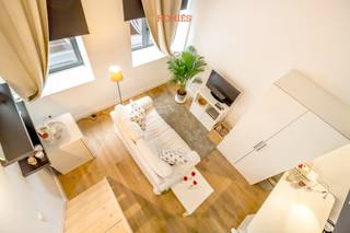 <strong>**Nog enkele mooie kamers beschikbaar met eigen sanitair** </strong>Welkom in de Director's Residence! Met trots kondigen enkele beschikbaarheden aan (studentenkamers met individuele douche) in onze onlangs gerenoveerde studentenresidentie, bestaande uit 16 gemeubileerde studentenflats. Onze residentie staat bekend om haar luxueuze afwerking en ongelooflijk centrale ligging, op slechts 1 minuut van het Leuvense treinstation en 2 minuten van de Bondgenotenlaan, de hoofdader van het Leuvense stadscentrum. Elke kamer is uitgerust met duurzame materialen en een individuele doucheruimte. Het meubilair bestaat uit een bureau met stoel, koelkast, een boekenplank, een bed (140) zonder matras en een kledingkast. Het slaapgedeelte bevindt zich op een apart niveau. Daarnaast biedt onze residentie een snelle internetverbinding, een ruime gemeenschappelijke ruimte met volledig uitgeruste keuken en digitale televisie, en een aangelegde tuin waar tevens fietsen veilig gestald kunnen worden. De prijs van de kamer bedraagt ​​€675,00 (all-in) en de residentie is exclusief voor studenten. 016 22 82 22 - info@homies.be