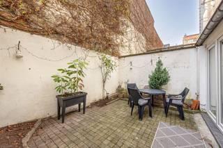 <p><span> </span></p><p><span>Veel centraler dan dit wordt het niet: op de grens van Antwerpen en het bruisende Oud-Berchem woon je hier op wandelafstand van station Antwerpen-Berchem, het hippe PAKT en het gezellige Frans Van Hombeeckplein, met ook de Draakplaats en Dageraadplaats vlakbij. Dit gelijkvloers appartement straalt authentieke charme uit, beschikt over een leuke stadskoer en biedt een flexibele indeling die je volledig naar eigen smaak kan afwerken en inrichten.</span></p><p><span> </span></p><p><span>Authentiek &amp; flexibel ingedeeld</span></p><p><span>Je komt binnen in de inkomhal op tegelvloer, met plaats voor jassen en schoenen. Van hieruit stap je meteen de keuken binnen, praktisch ingericht met dubbele spoelbak, gasvuur, dampkap en voldoende kastruimte.  Aansluitend vind je de badkamer, die netjes werd vernieuwd met een moderne douchecabine, lavabomeubel, spiegelkast en toilet. Achteraan bevindt zich de veranda, een polyvalente ruimte met zicht op de stadskoer — een aangename plek om te genieten van een koffietje in de zon.</span></p><p><span>De huidige indeling voorziet rechts van de keuken een zithoek, slaapkamer en bureau. Deze indeling kan je eenvoudig optimaliseren: maak van de bureauruimte aan de straatzijde een volwaardige slaapkamer en richt de huidige slaapkamer in als leefruimte. </span></p><p><span> </span></p><p><span>Stadstuin &amp; extra ruimte</span></p><p><span>De gezellige stadstuin op klinkers vormt een leuke buitenplek met ruimte voor planten en een tafeltje. Ideaal om te ontspannen na een drukke dag in de stad. De veranda fungeert als extra tussenruimte en brengt binnen en buiten mooi samen.</span></p><p><span> </span></p><p><span>Leven op de grens van Oud-Berchem en Antwerpen</span></p><p><span>Wonen in Oud-Berchem betekent genieten van een levendige, maar aangename buurt. Je hebt hier alles binnen handbereik: winkels in de Statiestraat, gezellige horeca in het PAKT, scholen, openbaar vervoer en velo-stations. Bovendien ben je dankzij de nabijheid van de Singel en de Ring snel in en uit de stad. Een ideale uitvalsbasis voor wie centraal én comfortabel wil wonen.</span></p><p><span> </span></p><p><span> </span></p>