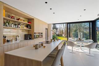 Deze karaktervolle woning met ruime en zonnige tuin is gelegen op een zeer gewilde locatie nabij het centrum van Brasschaat. IndelingU betreedt de...