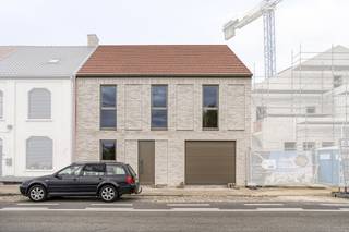 In de Tieltstraat te Meulebeke vinden we dit uniek casco huis terug. Dit huis werd opgetrokken door Vuylsteke Construct waar kwaliteit centraal...