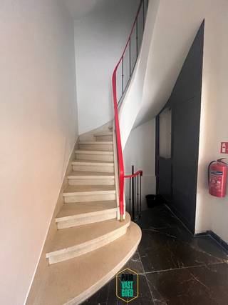 ENKEL VIA E-MAIL of reageren op de advertentie, niet bellen AUB!!!!<br />Dit appartement op eerste verdieping telt 1 slaapkamer, dus NIET voor met kinderen, wel geschikt voor een koppel of een alleenstaande. Inkom met toilet en douchekamer, ruime living met open ingerichte keuken met kookeiland en voorzien van alle toestellen inclusief vaatwas. nis voor wasmachine te plaatsen, ruime slaapkamer. Vrij vanaf 01/09. Enkel bezoek via e-mail thierry@puurvastgoed.be aanvragen - niet opbellen! Vaste bezoekmomenten, maar die zijn beperkt.