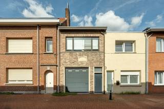 Charmante energiegunstige woning met tuin, garage en verschillende leefmogelijkheden te Hemiksem! <br /><br />Bij het binnenkomen bevindt zich de ruime inkomhal met trap naar de eerste verdieping. Op de eerste verdieping bevindt zich de leefruimte met aansluitend de leefkeuken voorzien van toestellen. <br /><br />Via de keuken is er rechtstreeks toegang tot het ruime terras aan de achterzijde, van ca. 23m². Verder bevindt zich op deze verdieping de badkamer, uitgerust met een ligbad met douchefunctie, een lavabo, toilet en aansluitingen voor wasmachine en droogkast.<br /><br />De gelijkvloerse verdieping biedt een bijkomende leefruimte van 30m², waardoor deze woning bijzonder veelzijdig is. Aansluitend bevindt zich een slaapkamer van 17m². Via de grote schuiframen in de slaapkamer geniet men rechtstreeks toegang tot het terras en de achterliggende tuin.<br />Op deze verdieping is bovendien een moderne inloopdouche aanwezig, evenals een afzonderlijk toilet met lavabo.<br /><br />Dankzij de ruime oppervlakte en praktische indeling kan de leefruimte op de gelijkvloerse verdieping, mits beperkte werken, worden opgesplitst in twee volwaardige kamers.<br /><br />De woning beschikt daarnaast over een garage van ca. 24m².<br /><br />Achteraan de woning bevindt zich een tuin met terras, samen goed voor ca. 300m² buitenruimte. Achteraan bevindt zich bovendien een gebouwde berging en daarnaast is er nog een tuinhuis aanwezig wat zorgt voor extra praktische bergruimte.<br />Via de servitudeweg is er bovendien een rechtstreekse toegang tot de tuin aan de achterzijde. <br /><br />Belangrijkste troeven:<br /><br />- Veelzijdige indeling over twee niveaus<br />- Energiegunstig (label B)<br />- Voorzien van 12 zonnepanelen<br />- Buitenruimte van circa 300m²<br />- Garage van ca. 24m²<br /><br />147m² bewoonbare oppervlakte cfr EPC.<br /><br />Wenst u een bezoek of meer informatie? Dan kan u ons steeds contacteren via info@dvarealestate.be of via 03/297.00.00.