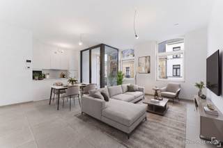 In de Rijselstraat te Ieper vinden we dit nieuwbouw appartement voorzien van 2 slaapkamers en 2 terrassen waarvan één inpandig.Het appartement biedt een ideale woonomgeving voor wie wenst te wonen op een centrale locatie, ruim en modern.Indeling:V-1: Private kelderbergingGLV: Hal - leefruimte met open keuken - keukenberging - badkamer - 2 slaapkamers - 2 terrassenExtra's:* E-peil: 60* Mogelijkheid tot aankopen garage of afgesloten staanplaats* Kelderberging inbegrepen* CV op gas met vloerverwarming* Zonnepanelen aanwezig