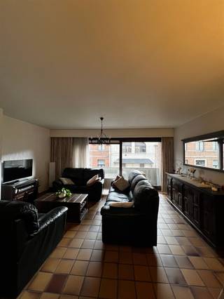 <p><span>Ruim appartement met 3 slaapkamers en groot terras in het centrum van Balen</span></p><p><span> </span></p><p><span>Belangrijkste troeven:</span></p><p><span>- Centrale ligging in het hart van Balen</span></p><p><span>- Op wandelafstand van winkels, scholen en openbaar vervoer</span></p><p><span>- 3 volwaardige slaapkamers</span></p><p><span>- Ruime en lichtrijke leefruimte</span></p><p><span>- Groot terras</span></p><p><span>- Praktische indeling</span></p><p><span>- Nabij alle dagelijkse voorzieningen</span></p><p><span> </span></p><p><span>Dit ruime appartement combineert comfortabel wonen met een uitstekende ligging in het centrum van Balen. Dankzij de drie slaapkamers, de ruime leefruimte en het grote terras is dit de ideale woonst voor gezinnen of wie graag wat extra ruimte heeft.</span></p><p><span> </span></p><p><span>Indien u zich kandidaat wenst te stellen voor de huur van dit pand, gelieve een e-mail te sturen naar </span><span>info@hetvastgoedkantoor.be</span></p><p><span>Wij vragen u om in deze e-mail een</span><span> korte voorstelling van jezelf </span><span>op te nemen, evenals de </span><span>loonbrieven</span><span> van de maanden </span><span>maart, april en mei 2026.</span></p><p><span> </span></p><p><span>Na ontvangst van uw kandidatuur nemen wij contact met u op voor verdere opvolging.</span></p><p><span>Er worden telefonisch geen afspraken ingepland voor dit pand.</span></p>