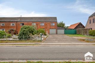 <p>Landelijke woning met 4 slks op 1253m² te koop in Lommel!</p>
<p><strong>Lommel-Kolonie: Door groen omgeven te renoveren en levensloopbestendige halfopen gezinswoning van 217m² met deels vrij zicht! </strong></p>
<p>In het groene en landelijke Lommel-Kolonie bevindt zich deze ruime halfopen bebouwing, omgeven door uitgestrekte velden en een rustgevende omgeving.</p>
<p>Met een bewoonbare oppervlakte van 217m², aanwezigheid van slaapkamer en badkamer op het gelijkvloers en een royaal perceel van 1.253 m² biedt deze woning alle ruimte voor comfortabel wonen. De woning beschikt over 4 slaapkamers, ideaal voor gezinnen of wie extra ruimte wenst voor een bureau of hobbykamer. De woonkamer staat in mooie verbinding met de keuken en vormt zo een warme, uitnodigende leefruimte waar comfort en gezelligheid centraal staan.</p>
<p>De grote veranda vormt dan weer een aangename plek om te genieten van de ruime tuin. Daarnaast beschikt de woning ook nog over een inpandige garage én een extra aangebouwde garage aan de zijkant, wat zorgt voor extra praktische mogelijkheden.</p>
<p><u><strong>Troeven:</strong></u></p>
<ul><li>Landelijke ligging in Lommel-Kolonie, omgeven door groene velden en deels vrij zicht!
<ul><li>Op slechts 3 km van de Nederlandse grens (Eindhoven ca. 25 min.)</li><li>Nabij school en openbaar vervoer</li><li>Op wandelafstand van Natuurgebied De Watering</li></ul>
</li><li>Levensloopbestendig: gelijkvloers een slaapkamer en badkamer aanwezig</li><li>217 m² bewoonbare oppervlakte</li><li>Ruim perceel van 1.253 m²</li><li>4 slaapkamers</li><li>Gerenoveerde badkamer (2024) en PVC ramen in voorgevel (2020)</li><li>Inpandige én extra aangebouwde garage</li></ul>
<p>Indeling: zie plannen in bijlagen.</p>