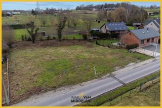 <strong>Immo Van Middelem verkoopt deze prachtige, rustig gelegen bouwgrond bouwgrond van +/-9a78ca geschikt voor het oprichten van een grote villa te St.-Ulriks-Kapelle (Dilbeek).</strong><br /><strong>Dankzij de west-georiënteerde tuin geniet u volop van de namiddagzon- en de zonsondergang over de achterliggende weides.</strong><br /><br />De straatbreedte bedraagt 17,95m, de gevelbreedte max. 11,95m, de perceeldiepte ± 51,30m (rechts) en 56,73m (links). <br /><br />Dit zijn de goedgekeurde bouwvoorschriften: <br />- deze bouwgrond is bedoeld voor een eengezinswoning (met inbegrip van een zorgwoning) met maximaal twee bouwlagen + eventuele dak/zolderverdieping + eventuele volledige onderkeldering.<br />- de keuze van de dakvorm is vrij: hellend, plat of een combinatie ervan. <br />- de bouwdiepte bedraagt maximaal 15 meter op het gelijkvloers en maximaal 12 meter op de verdieping.<br />- terrasen, zwembad of siervijver kunnen worden aangelegd volgens de geldende vrijstellingsregels.<br /><br />De integrale verkavelingsvoorschriften en extra info kan u downloaden op onze website (www.immovanmiddelem.be).<br /><br />Kosten voor opmaak PV per lot (1.150 €), voor de verkavelingsakte per lot (1.200 €) en kosten voor nutsvoorzieningen per lot (6.859 €) zullen ten laste van de koper zijn.<br /><br />De percelen worden bouwrijp verkocht. Geen directe bouwverplichting.