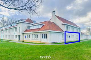 Dit gelijkvloers appartement in residentie 'Dahlia' biedt alle comfort voor een ontspannen verblijf met het hele gezin. Gelegen in een groene en rustige omgeving, kijkt het appartement uit op een prachtige binnentuin. Strand en zee bevinden zich op wandelafstand (± 800 m) en er is voldoende parkeergelegenheid op het domein.Park Atlantis heeft voor elk wat wils met onder andere tennisbanen, speeltuintjes en een petanqueveld. Een ideale locatie voor wie wil genieten van zon, zee en natuur.Het appartement beschikt over een ruim, zonnig zuidgericht terras en een lichtrijke woonkamer die naadloos aansluit op de open, volledig vernieuwde en moderne keuken, uitgerust met vaatwasmachine. Verder zijn er twee slaapkamers: één met twee stapelbedden en één met een tweepersoonsbed. Daarnaast zijn er twee douchekamers, elk voorzien van douche, lavabo en toilet.Momenteel wordt het appartement verhuurd op vakantiebasis en genereert het een mooi huurrendement van circa €700 netto per maand, wat het ook zeer interessant maakt als investering.Troeven:* Nieuwe pvc-ramen met hoogrendementsglas* Wordt gemeubeld verkocht* Groene en rustige omgeving* Ruim en zonnig terras* Interessant huurrendementDe kosten voor de nieuw aan te leggen terrassen zijn reeds volledig bekostigd. Renovatieplicht van toepassing.Geen domicilie mogelijk.📞 Contacteer Lorenzo voor een bezoek: 0492 08 08 08 – lorenzo@correctvastgoed.be👉 Online schattingstool: https://www.correctvastgoed.be/schatting