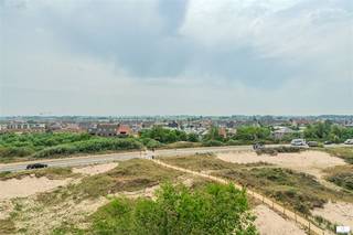Welkom in dit prachtige appartement in het hart van Middelkerke, een ideale locatie voor wie van comfort en uitzicht houdt. Dit ruim en licht appartement bevindt zich in een modern gebouw en biedt een perfecte combinatie van wonen en ontspanning.De woonkamer is een waar hoogtepunt met grote ramen die volop natuurlicht binnenlaten en een spectaculair uitzicht bieden op het landschap. De open indeling zorgt voor een gevoel van ruimte en vrijheid, perfect voor gezinnen of degenen die graag entertainment ontvangen. De moderne inrichting met houten vloeren creëert een warm en uitnodigend gevoel.De goed uitgeruste keuken is functioneel ingericht met alle noodzakelijke apparaten en biedt voldoende werkruimte. Kast- en bergruimte zijn optimaal benut voor praktische opslag.Het slaapgedeelte is comfortabel ingericht en voorzien van ramen met natuurlijk licht. Het badkamer is functioneel afgewerkt met praktische tegels.Een absolute troef van dit appartement is het ruime terras met glazen windscherm, perfect voor het genieten van het buitenleven in alle seizoenen. Het biedt onbelemmerd uitzicht en veel mogelijkheden voor buiten recreatie.Ideaal voor wie van een modern comfort in een vredige omgeving houdt, vlakbij het strand en alle voorzieningen van Middelkerke.