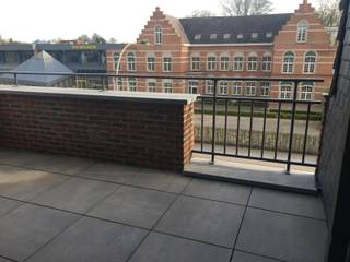 <p>Ruim appartement ca. 77m² met 1 slaapkamer ca. 25 m² op de 2<sup>de</sup> en 3<sup>de</sup> verdieping van een recente residentie op loopafstand centrum Hoogstraten. Woonkamer met open keuken, keramische kookplaat, koelkast en oven. Praktische berging ca. 8 m² met voorziening aansluiting voor wasmachine en droogkast, eventueel te gebruiken als bureel (2 velux ramen).Badkamer met wastafel, toilet en inloopdouche.Instapklaar wit geschilderd en voorzien van ledverlichting. Veel lichtinval. Groot terras ca. 27 m² met zicht op groen. Autostaanplaats en berging achteraan de residentie. Het appartement is niet geschikt voor huisdieren. Gemeenschappelijke kosten 25 euro / maand. </p>