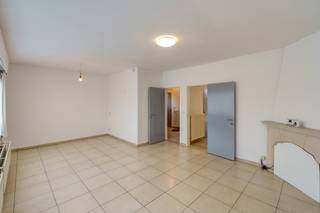 <p>Deze woning is gunstig gelegen, nabij het station van Muizen. </p><p>Iets verderop aan de Leuvensesteenweg of in het centrum van Bonheiden kan u terecht voor winkels, supermarkten en scholen.</p><p></p><p><strong>Gelijkvloers</strong><br />De woning beschikt over een aangename leefruimte van ongeveer 25 m² waar zithoek en eetplaats mooi in elkaar overlopen. Aansluitend bevindt zich de keuken die praktisch is ingericht en vlot bereikbaar is vanuit de leefruimte. Vanuit de keuken heb je toegang tot de veranda, die zorgt voor extra licht en een aangename overgang naar de buitenruimte. Verder is er op het gelijkvloers een apart toilet en een praktische berging aanwezig. De inkomhal zorgt voor een logische circulatie tussen de verschillende ruimtes.</p><p></p><p><strong>Verdiep 1</strong><br />Op de eerste verdieping bevinden zich drie slaapkamers van verschillende groottes. Daarnaast is er een badkamer met bad en wastafel. De nachthal verbindt alle ruimtes op een comfortabele manier.</p><p></p><p><strong>Kelder</strong><br />De woning beschikt over een ruime kelderverdieping met meerdere kelderruimtes. Deze bieden tal van mogelijkheden als opslag, hobbyruimte of extra werkruimte.</p><p></p><p>Deze woning in Mechelen biedt een praktische indeling met voldoende ruimte en comfort. Dankzij de veranda, drie slaapkamers en ruime kelder is dit een ideale gezinswoning met extra mogelijkheden.</p><p></p><p>✅ Drie slaapkamers<br />✅ Veranda<br />✅ Praktische keuken en leefruimte<br />✅ Ruime kelder met meerdere ruimtes<br />✅ Functionele gezinswoning</p>