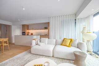 Op een bijzonder gunstige locatie aan de Koninginnelaan 60 in Oostende bevindt zich dit kleinschalig en klassevol gerenoveerde appartementsgebouw. Dankzij de uitstekende ligging, de <strong>gunstige oriëntatie</strong> en de <strong>grote raampartijen</strong> genieten de appartementen van een overvloed aan natuurlijk licht en een bijzonder aangename woonbeleving.<br />Het appartementsgebouw is gelegen op slechts <strong>400 meter van het strand</strong> en Thermae Palace.<br /><br />Het volledige gebouw werd van boven tot onder <strong>zeer grondig en kwalitatief gerenoveerd</strong>, met bijzondere aandacht voor architectuur, comfort, energiezuinigheid en een tijdloze afwerking. Het interieurconcept en de inrichting werden verzorgd door A1AR Architecten en Design Oostende.<br /><br />Elk appartement beschikt over een <strong>ruime en lichtrijke leefruimte</strong> met een prachtig afgewerkte open maatwerkkeuken. De keukens zijn voorzien van een <strong>composiet werkblad</strong> en volledig uitgerust met een combi-oven, inductiekookplaat met geïntegreerde dampkap, koelkast en diepvriezer.<br /><br />De klassevolle afwerking wordt verder doorgetrokken met onder meer:
<ul>
<li>parketvloeren;</li>
<li><strong>warmtepomp met vloerverwarming en vloerkoeling;</strong></li>
<li>aluminium buitenschrijnwerk met vierseizoensglas;</li>
<li>ventilatiesysteem type C;</li>
<li>twee volwaardige slaapkamers;</li>
<li>twee stijlvol afgewerkte badkamers;</li>
<li>Stone Art-wandafwerking in de badkamers;</li>
<li>elegante inbouwkranen;</li>
<li>hoogwaardig (glas)maatwerk doorheen het appartement.</li>
</ul>
De appartementen zijn praktisch en comfortabel ingedeeld en omvatten een inkomhal, een ruime leefruimte met open keuken, <strong>twee slaapkamers</strong>, twee badkamers, een afzonderlijk toilet, een berging, <strong>twee terrassen</strong> en een privatieve kelderberging.<br />De bewoonbare <strong>oppervlakte</strong> van de appartementen bedraagt <strong>98m<sup>2</sup>.</strong><br /><br />Ook op energetisch en technisch vlak beantwoorden de appartementen aan de hedendaagse verwachtingen. Alle appartementen beschikken over een <strong>EPC-label A</strong>, een conforme elektrische keuring en een asbestvrij attest.<br /><br />Dankzij de combinatie van de uitstekende ligging, de lichtrijke ruimtes, het hoge afwerkingsniveau en het hedendaagse wooncomfort zijn deze appartementen uitermate geschikt als vaste woonst, maar eveneens als <strong>stijlvol tweede verblijf aan zee</strong>.<br /><br />De verkoop valt onder het stelsel van <strong>registratierechten.</strong><br /><br />Een unieke opportuniteit voor wie op zoek is naar kwalitatief en zorgeloos wonen in Oostende, in een appartement waar architectuur, comfort en verfijning perfect samenkomen.